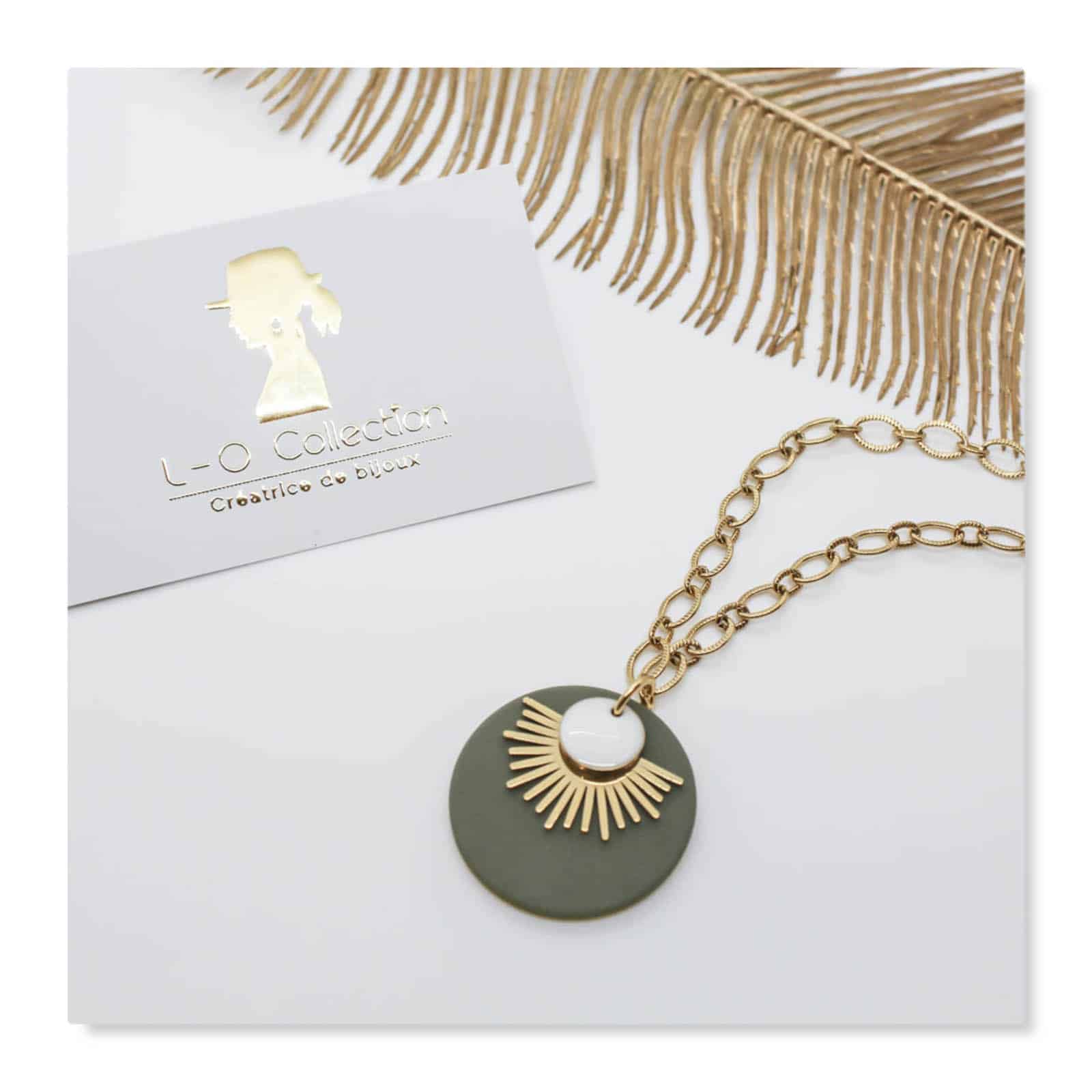 collier stylé kaki et or