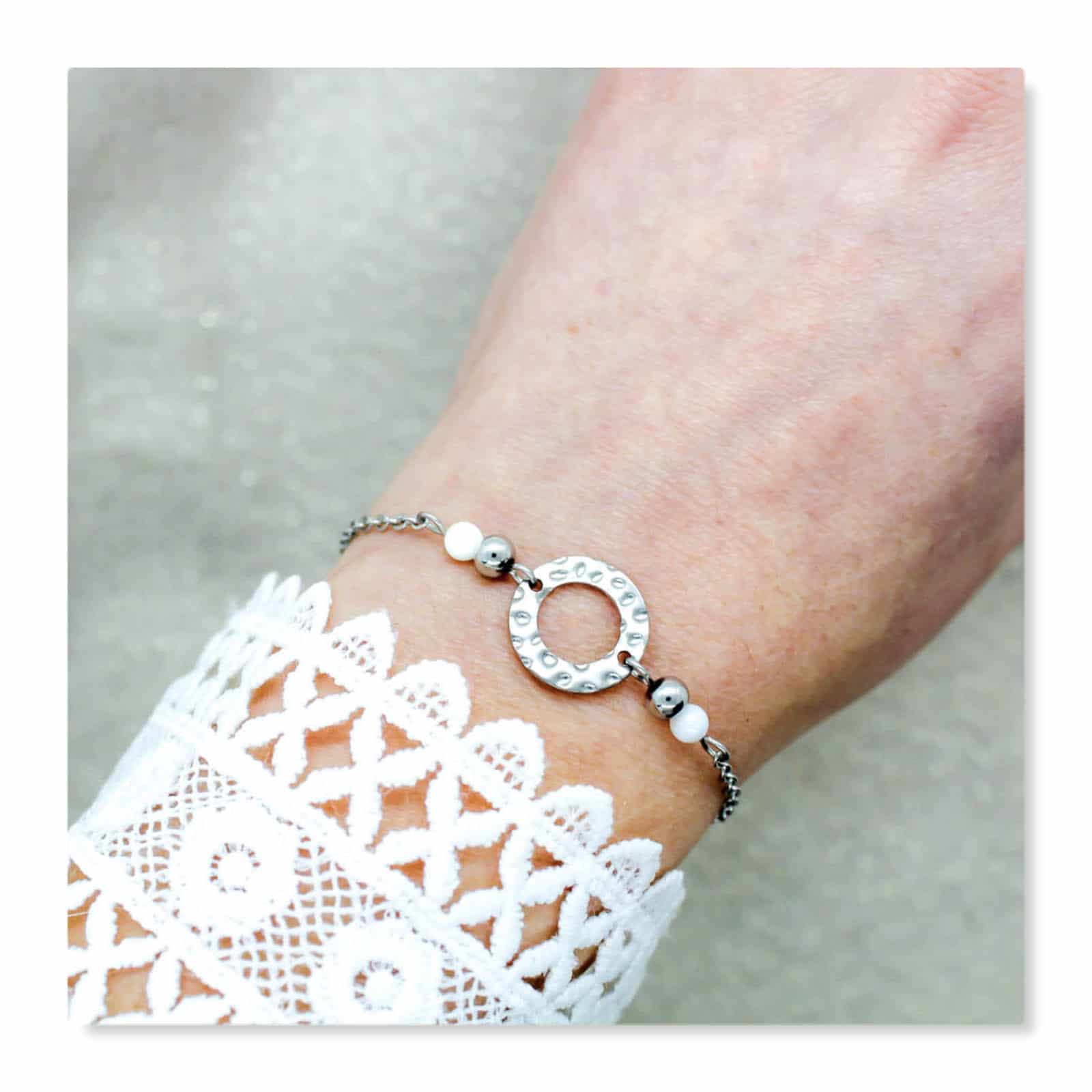 Bracelet martelé argenté nacre