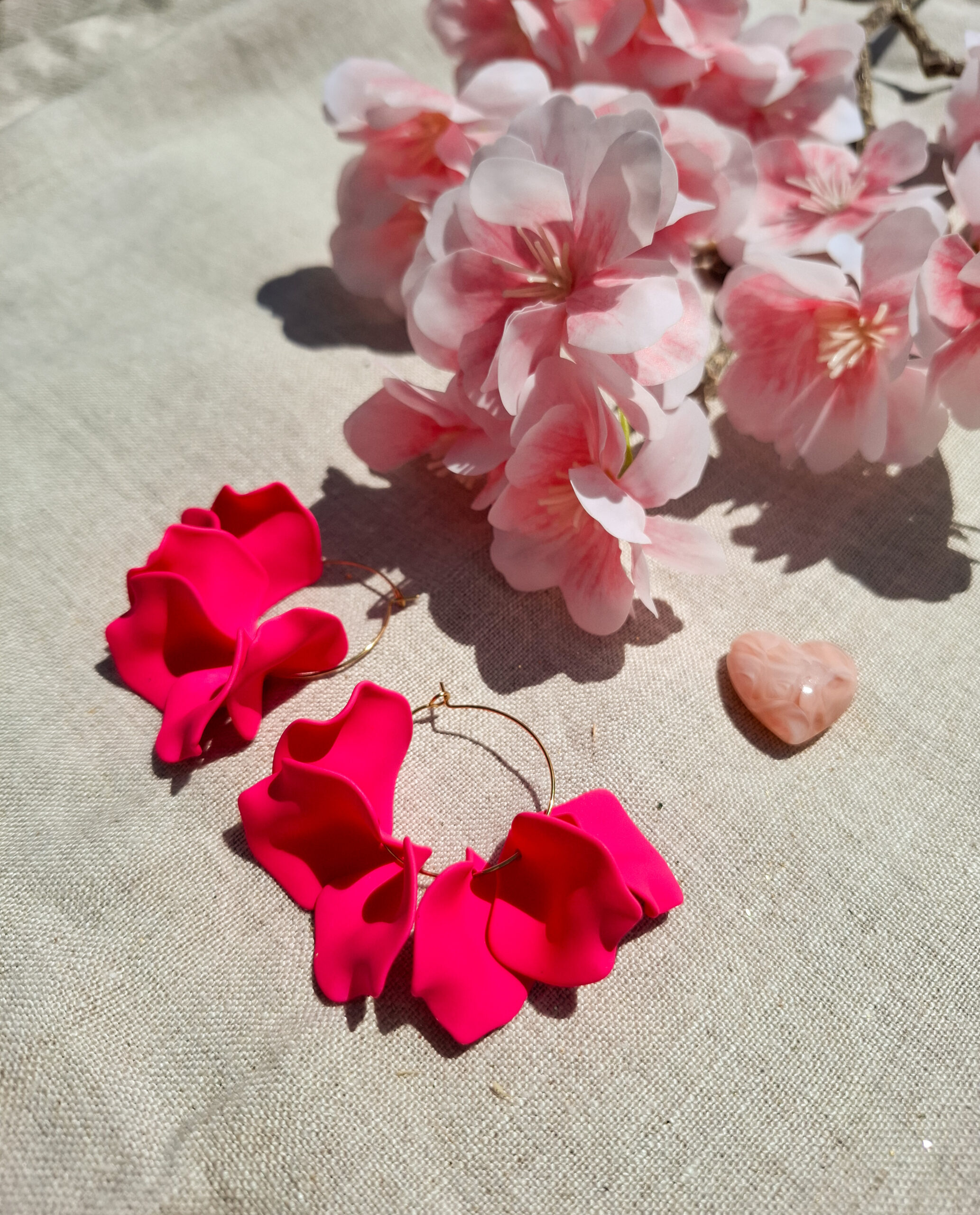 boucles d'oreilles créoles pétales de fleurs roses