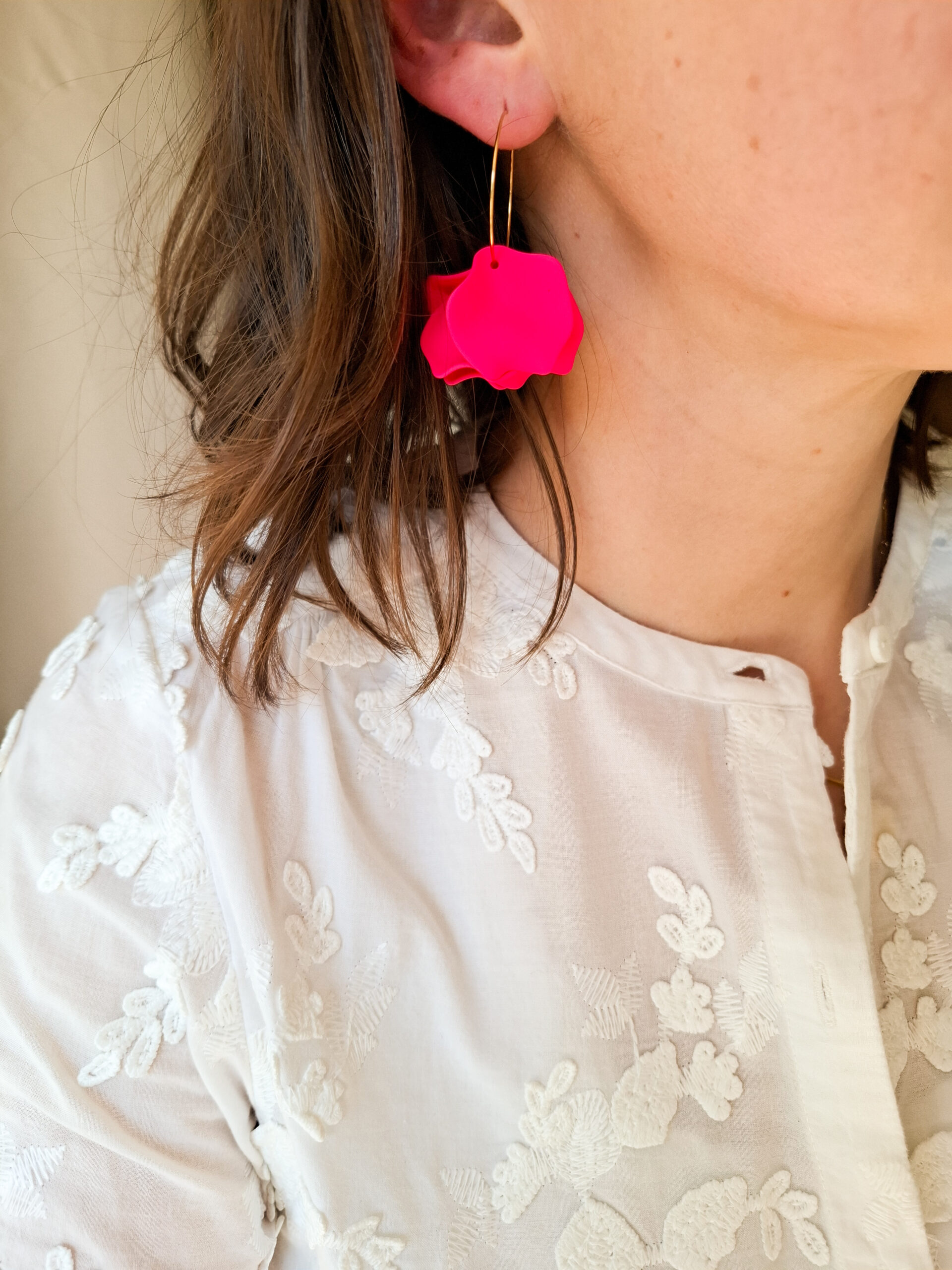 boucles d'oreilles créoles pétales de fleurs roses