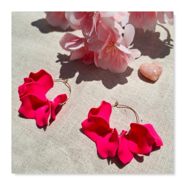 boucles d'oreilles créoles pétales de fleurs roses