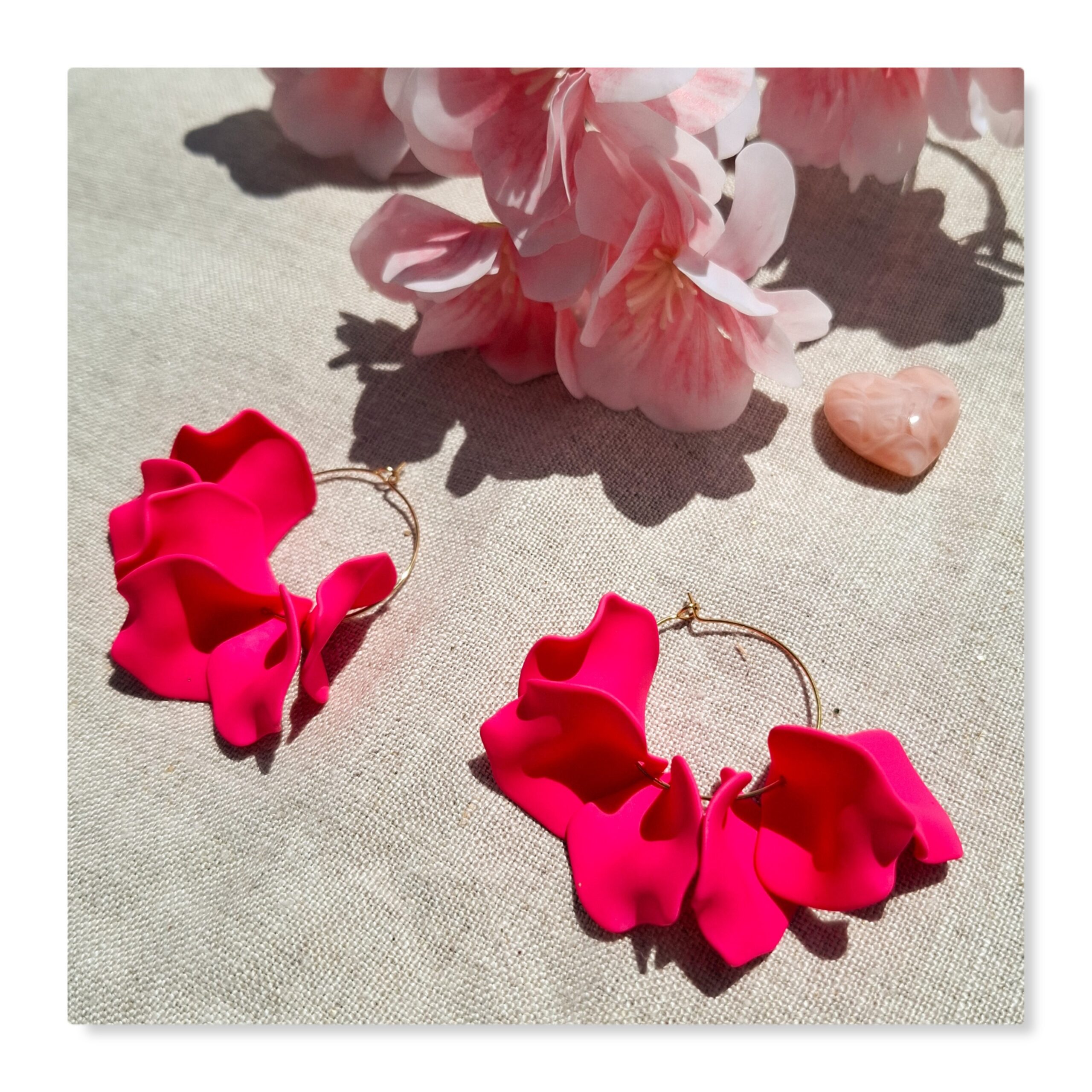 boucles d'oreilles créoles pétales de fleurs roses