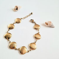 un bracelet avec des coquillages dorés
