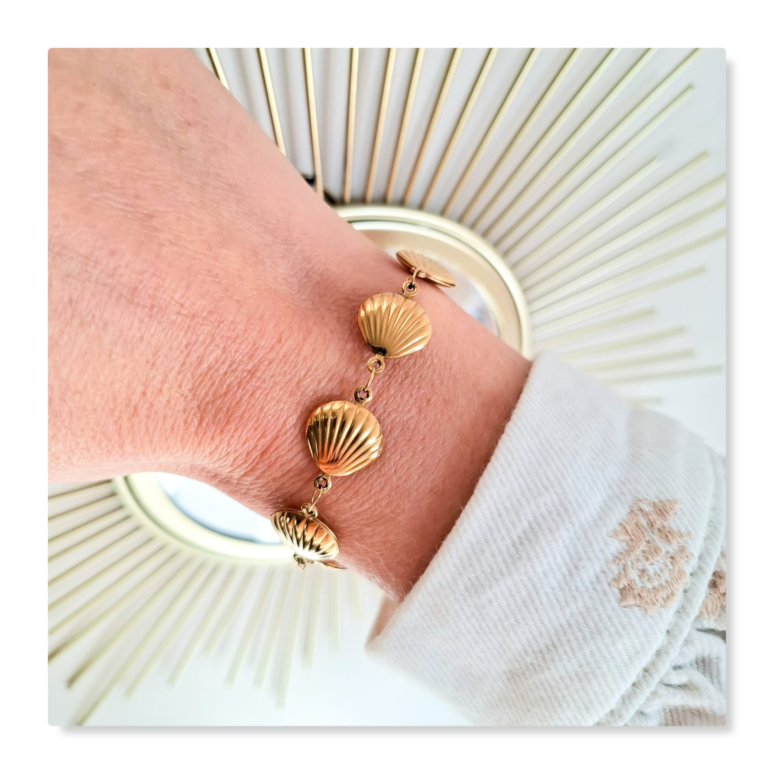 un bracelet avec des coquillages dorés